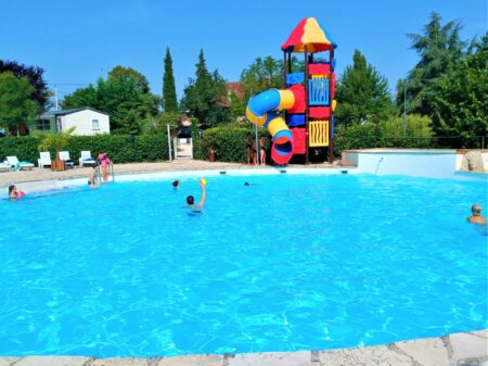 Piscine et toboggan