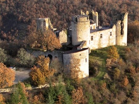 Château du Roussillon, accessible à pieds depuis le camping