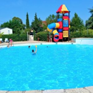 Piscine et toboggan